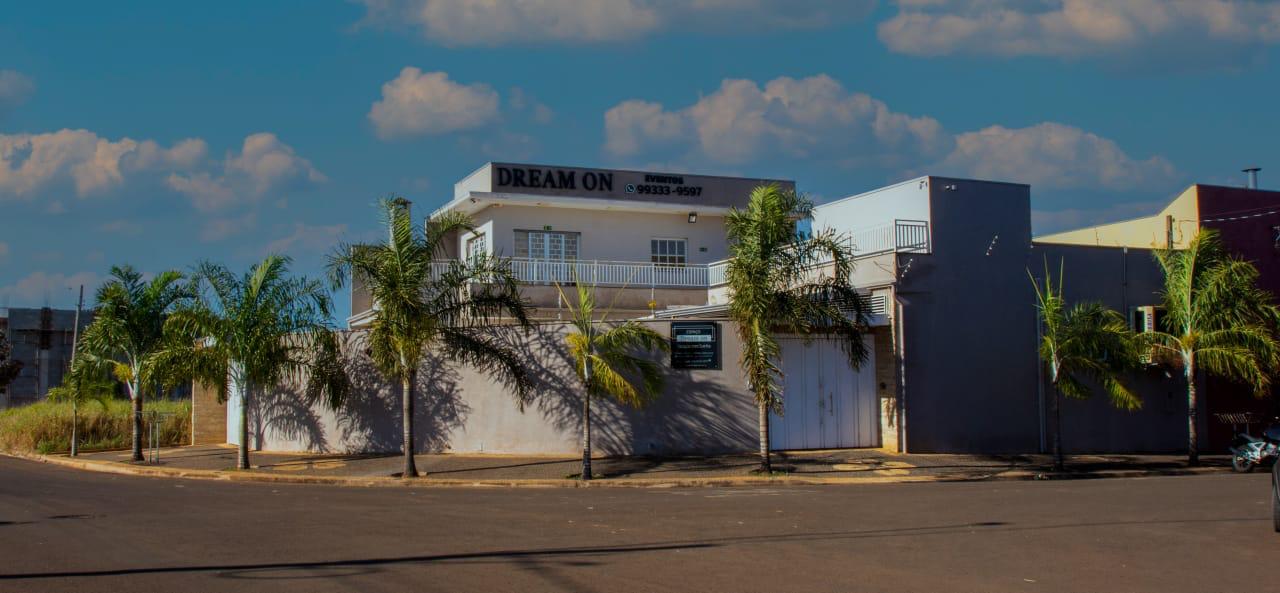 Salão decorado para evento social com iluminação ambiente