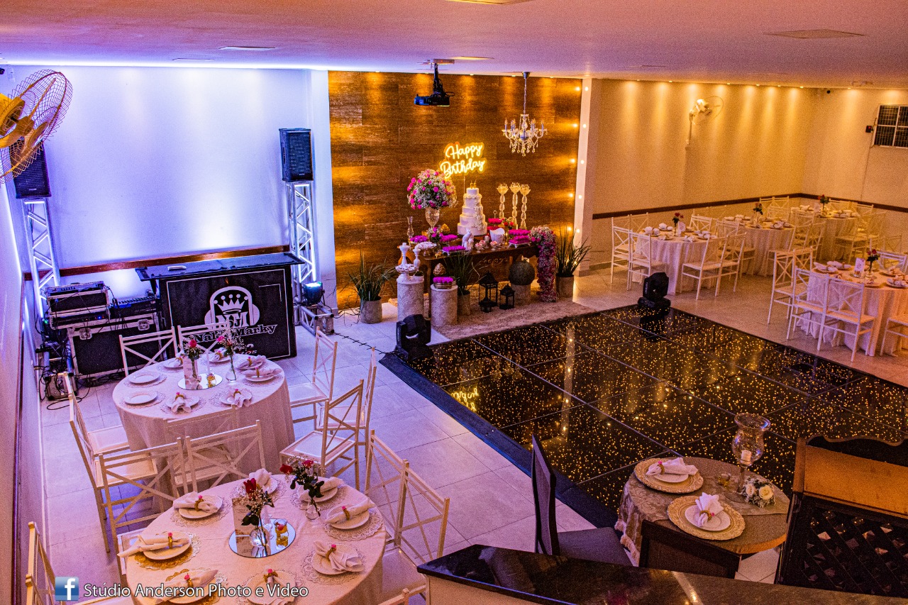 Visão ampla do salão de festas Dream On com mesas redondas