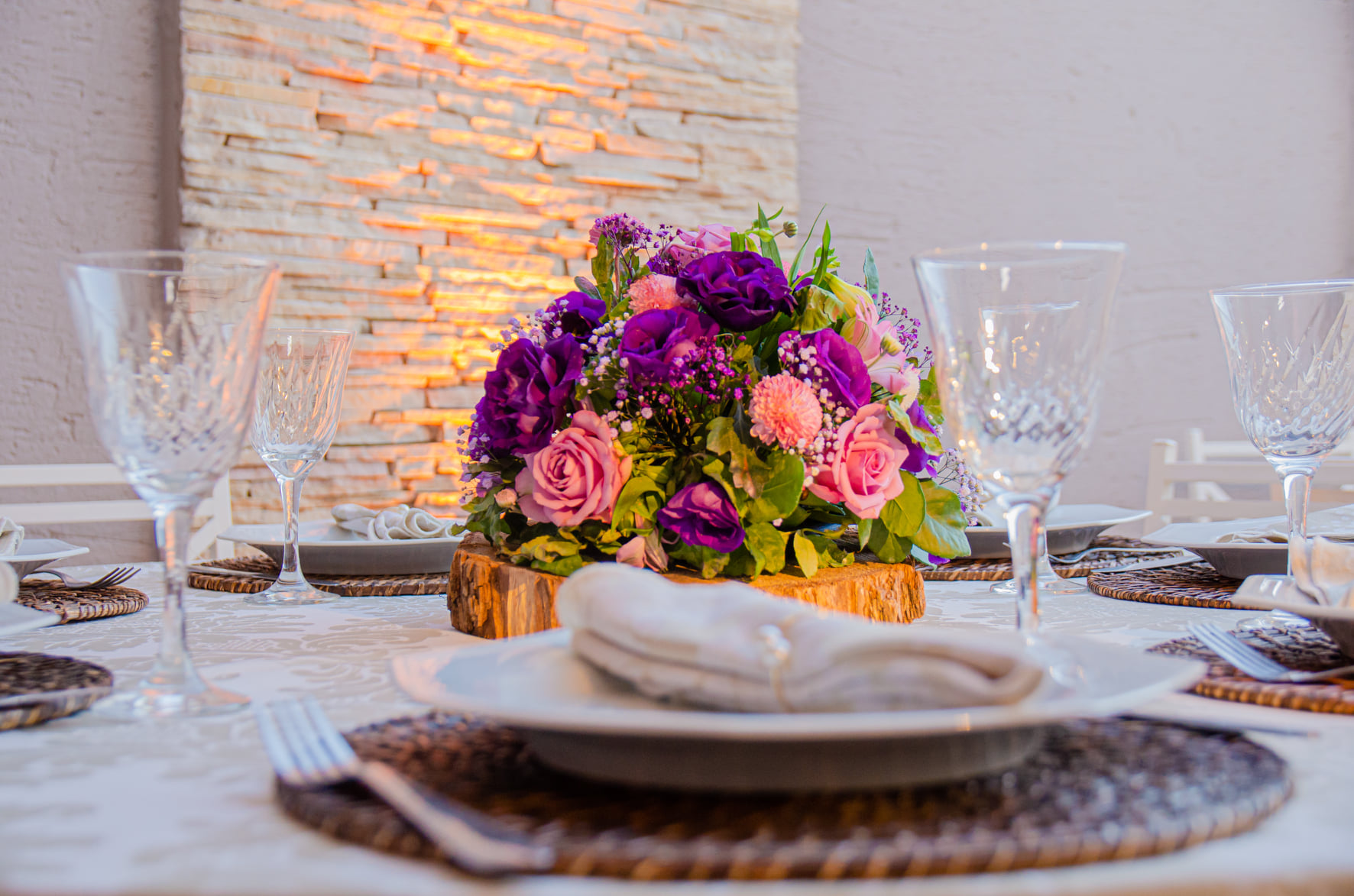 Vista do salão com mesas preparadas para os convidados